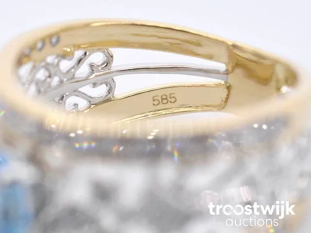 Gouden exclusieve ring vol met diamanten en een edelsteen - afbeelding 9 van  9