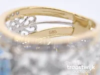 Gouden exclusieve ring vol met diamanten en een edelsteen - afbeelding 9 van  9
