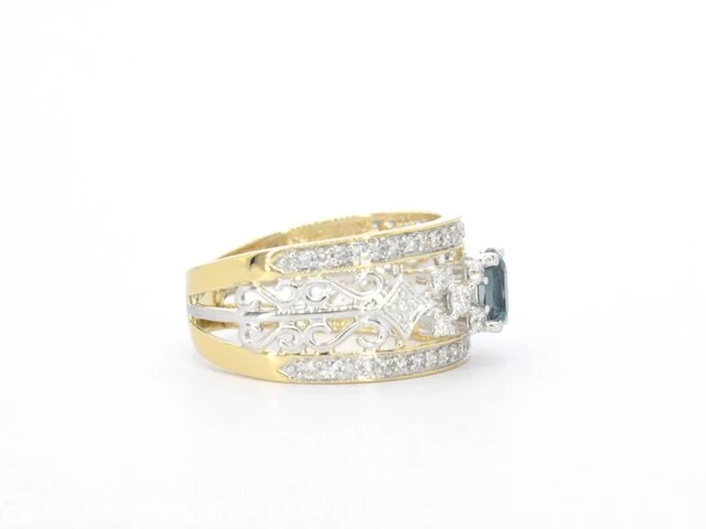 Gouden exclusieve ring vol met diamanten en een edelsteen - afbeelding 5 van  9