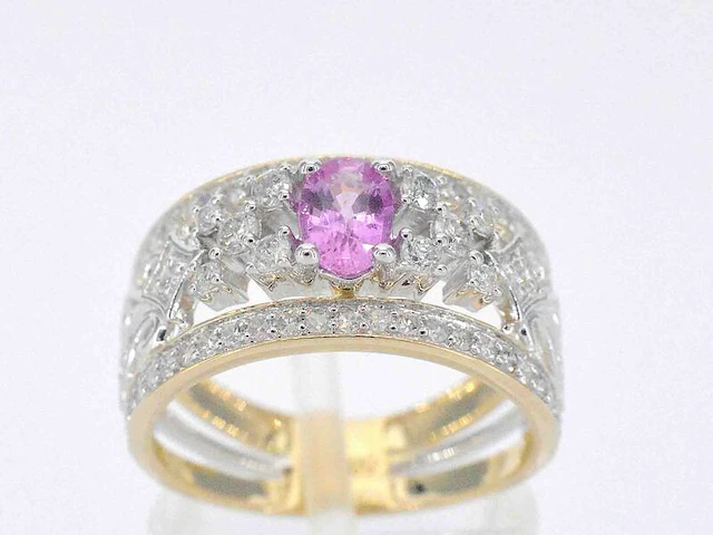 Gouden exclusieve ring vol met diamanten en een edelsteen - afbeelding 1 van  11