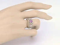 Gouden exclusieve ring vol met diamanten en een edelsteen - afbeelding 5 van  11