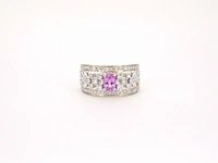 Gouden exclusieve ring vol met diamanten en een edelsteen - afbeelding 8 van  11