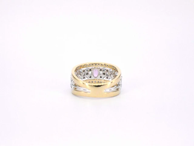 Gouden exclusieve ring vol met diamanten en een edelsteen - afbeelding 9 van  11