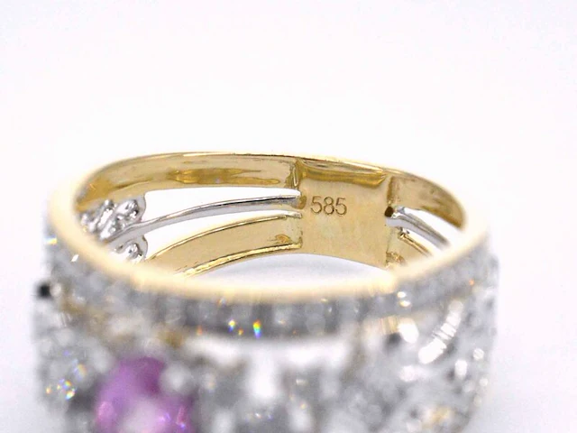 Gouden exclusieve ring vol met diamanten en een edelsteen - afbeelding 11 van  11