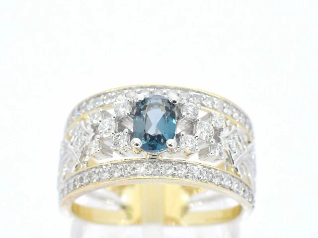 Gouden exclusieve ring vol met diamanten en een edelsteen - afbeelding 1 van  11