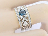 Gouden exclusieve ring vol met diamanten en een edelsteen - afbeelding 4 van  11