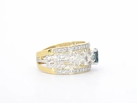 Gouden exclusieve ring vol met diamanten en een edelsteen - afbeelding 7 van  11