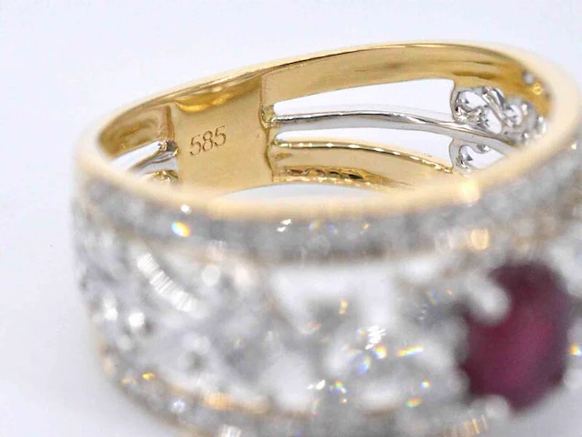 Gouden exclusieve ring vol met diamanten en een robijn - afbeelding 2 van  12