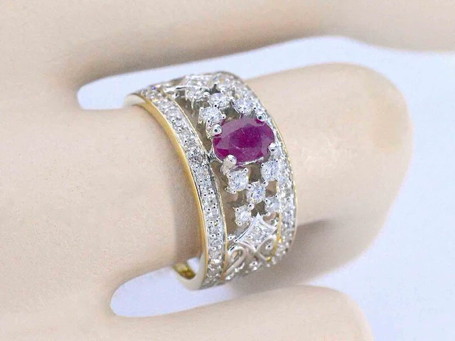 Gouden exclusieve ring vol met diamanten en een robijn - afbeelding 5 van  12