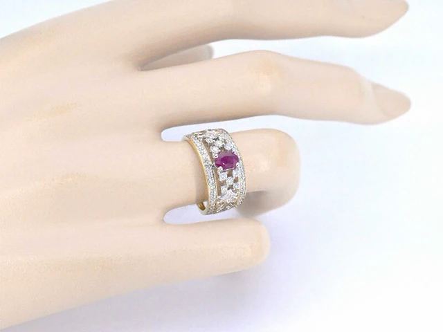 Gouden exclusieve ring vol met diamanten en een robijn - afbeelding 6 van  12