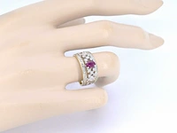 Gouden exclusieve ring vol met diamanten en een robijn - afbeelding 6 van  12