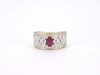 Gouden exclusieve ring vol met diamanten en een robijn - afbeelding 9 van  12