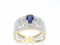 Gouden exclusieve ring vol met diamanten en een saffier - afbeelding 1 van  10