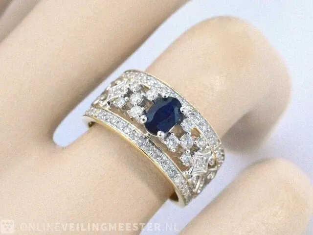 Gouden exclusieve ring vol met diamanten en een saffier - afbeelding 3 van  10