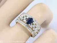 Gouden exclusieve ring vol met diamanten en een saffier - afbeelding 3 van  10