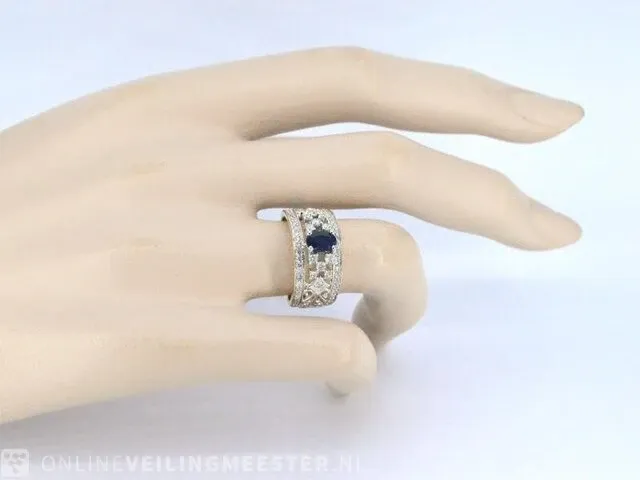 Gouden exclusieve ring vol met diamanten en een saffier - afbeelding 4 van  10