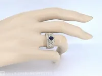 Gouden exclusieve ring vol met diamanten en een saffier - afbeelding 4 van  10