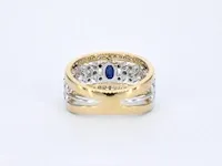 Gouden exclusieve ring vol met diamanten en een saffier - afbeelding 8 van  10