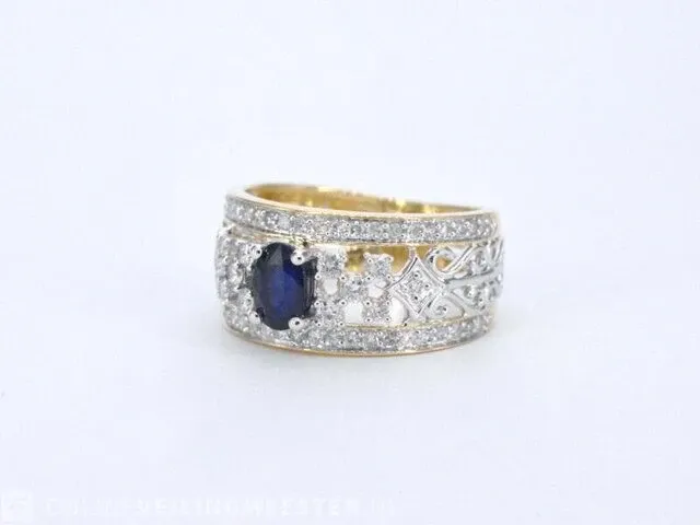 Gouden exclusieve ring vol met diamanten en een saffier - afbeelding 9 van  10