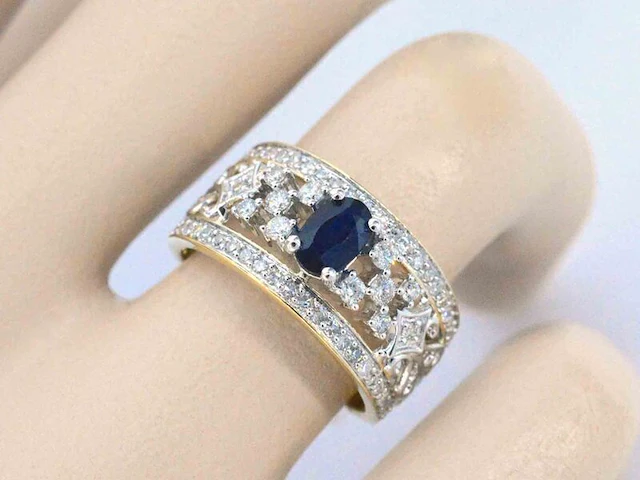 Gouden exclusieve ring vol met diamanten en een saffier - afbeelding 2 van  11