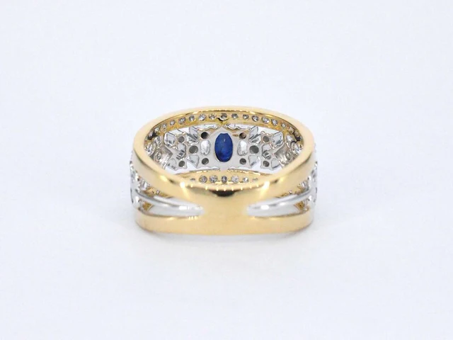 Gouden exclusieve ring vol met diamanten en een saffier - afbeelding 7 van  11