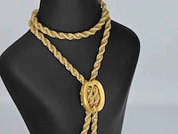 Gouden halsketting met een gouden sluiting