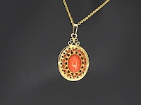 Gouden hanger met bloedkoraal - afbeelding 1 van  6
