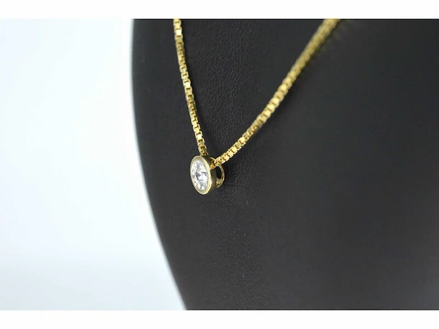 Gouden hanger met een briljant geslepen diamant excl. ketting - afbeelding 3 van  7