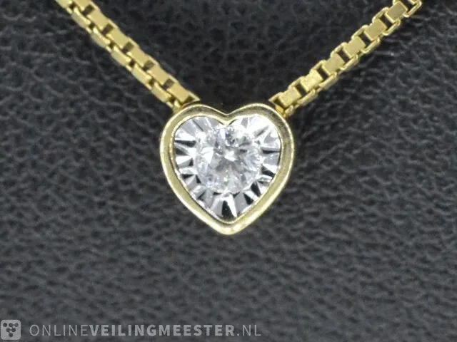 Gouden hanger met een briljant geslepen diamant in hartvorm - afbeelding 1 van  7