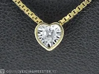 Gouden hanger met een briljant geslepen diamant in hartvorm - afbeelding 1 van  7
