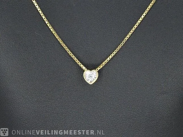 Gouden hanger met een briljant geslepen diamant in hartvorm - afbeelding 2 van  7
