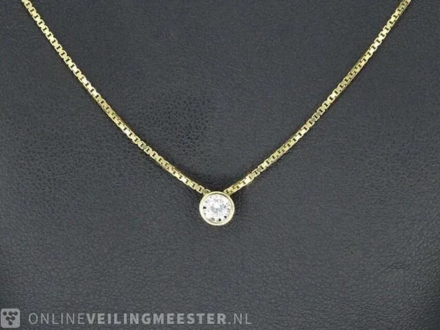 Gouden hanger met een briljant geslepen diamant - afbeelding 2 van  7