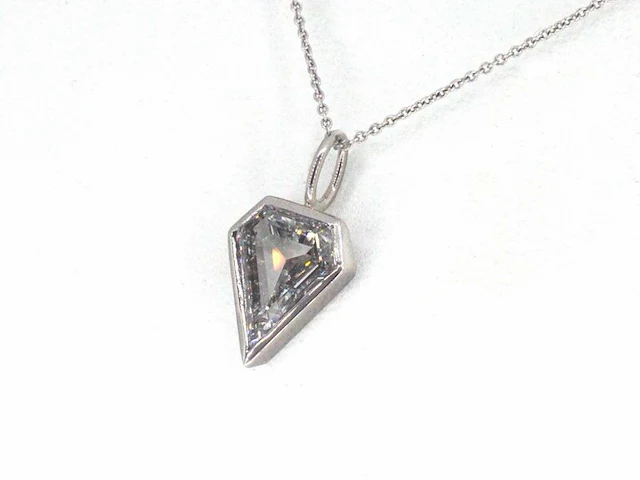 Gouden hanger met een uniek geslepen diamant, excl. ketting - afbeelding 4 van  10