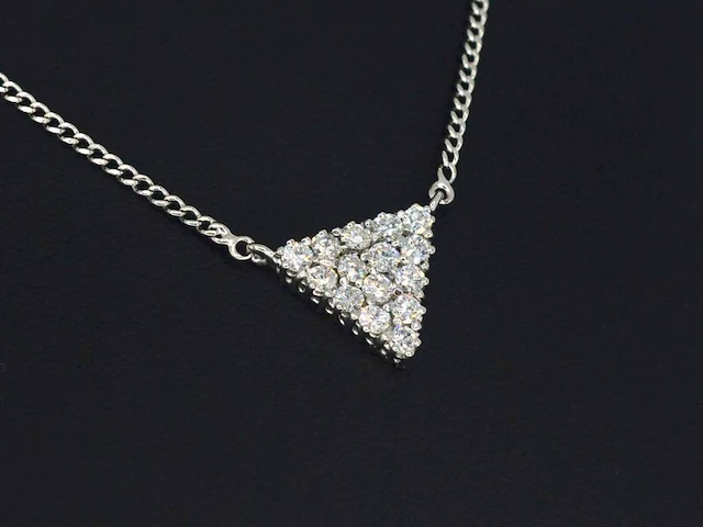 Gouden ketting met diamanten in triangel vorm - afbeelding 1 van  8