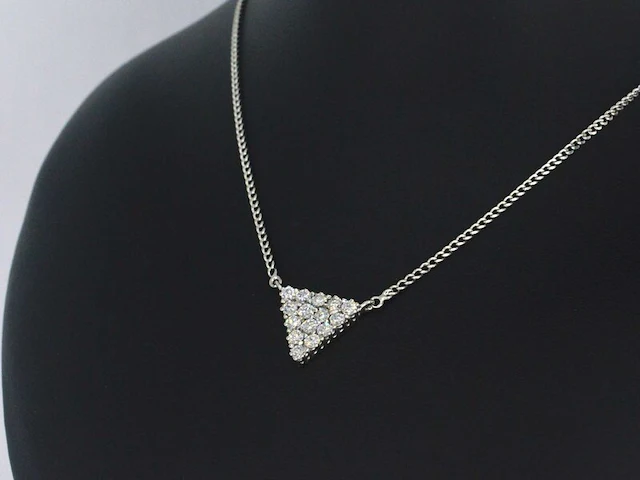 Gouden ketting met diamanten in triangel vorm - afbeelding 3 van  8