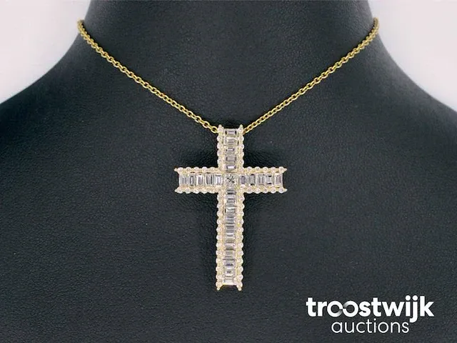 Gouden kruis hanger met schitterende diamanten gezet - afbeelding 2 van  7