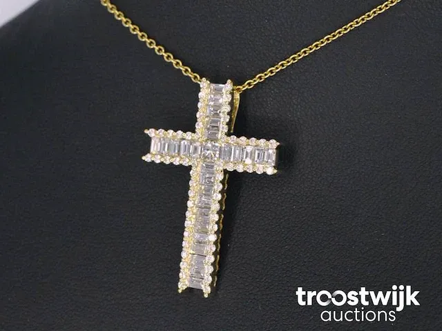 Gouden kruis hanger met schitterende diamanten gezet - afbeelding 3 van  7