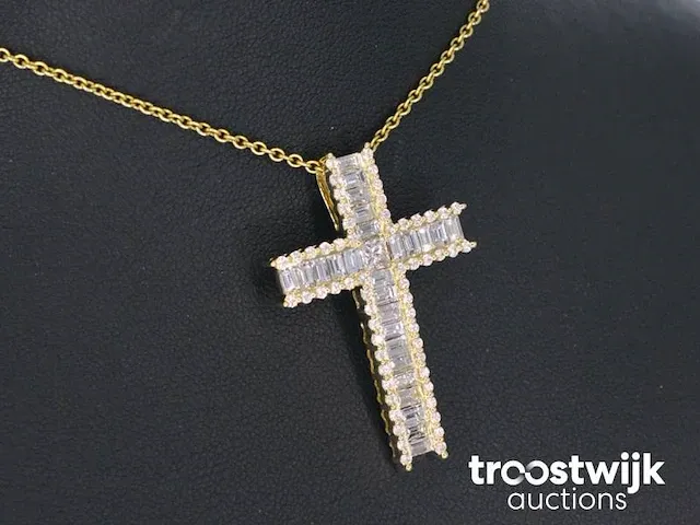 Gouden kruis hanger met schitterende diamanten gezet - afbeelding 4 van  7