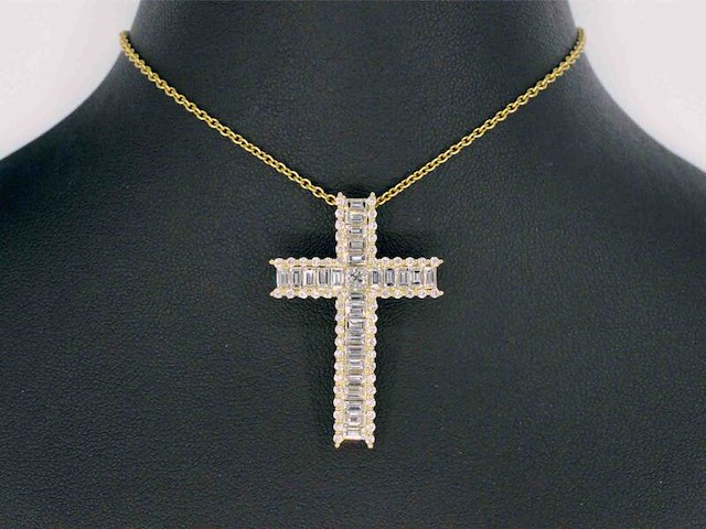 Gouden kruis hanger met schitterende diamanten gezet - afbeelding 2 van  9