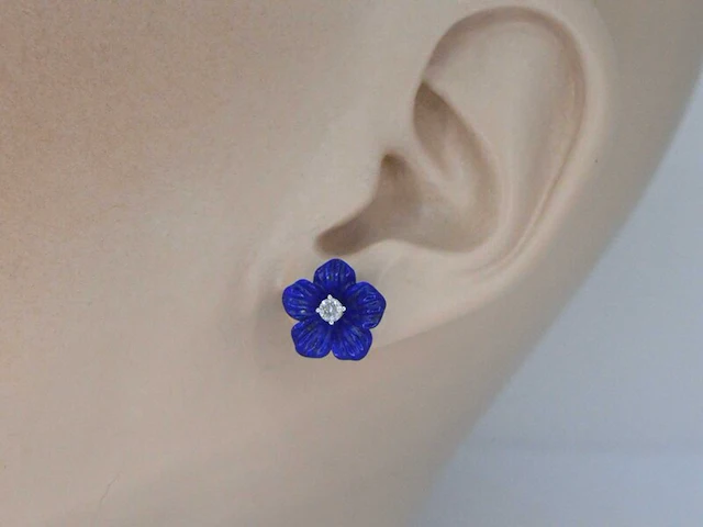 Gouden oorbellen 0.18 carat met blauwe edele bloem en grote diamanten - afbeelding 2 van  6