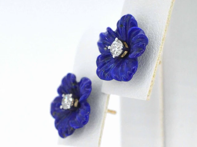 Gouden oorbellen 0.18 carat met blauwe edele bloem en grote diamanten - afbeelding 3 van  6