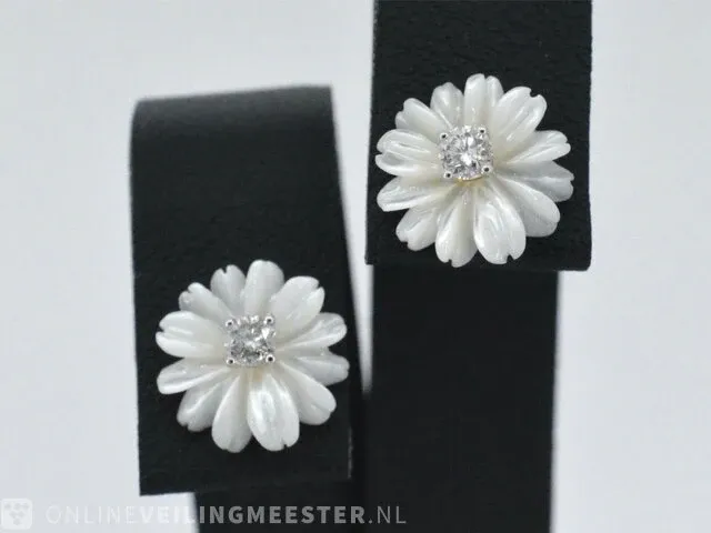 Gouden oorbellen met 0.18 carat diamanten en parelmoer edele bloem - afbeelding 1 van  9