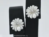 Gouden oorbellen met 0.18 carat diamanten en parelmoer edele bloem - afbeelding 1 van  9