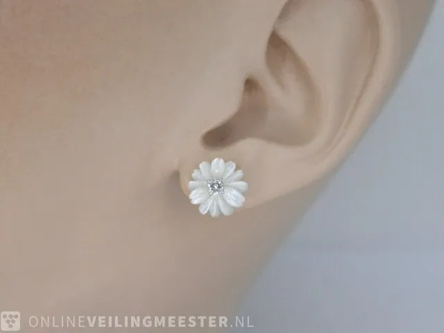 Gouden oorbellen met 0.18 carat diamanten en parelmoer edele bloem - afbeelding 3 van  9