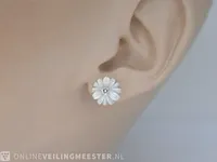 Gouden oorbellen met 0.18 carat diamanten en parelmoer edele bloem - afbeelding 3 van  9