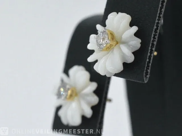 Gouden oorbellen met 0.18 carat diamanten en parelmoer edele bloem - afbeelding 5 van  9