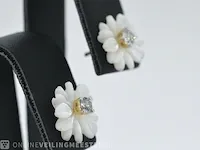 Gouden oorbellen met 0.18 carat diamanten en parelmoer edele bloem - afbeelding 6 van  9