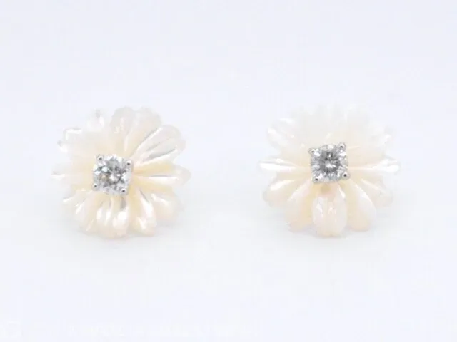 Gouden oorbellen met 0.18 carat diamanten en parelmoer edele bloem - afbeelding 7 van  9