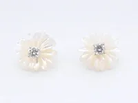 Gouden oorbellen met 0.18 carat diamanten en parelmoer edele bloem - afbeelding 7 van  9