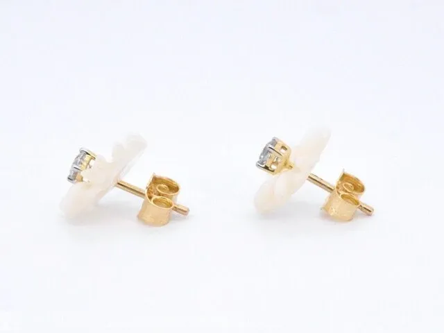 Gouden oorbellen met 0.18 carat diamanten en parelmoer edele bloem - afbeelding 8 van  9